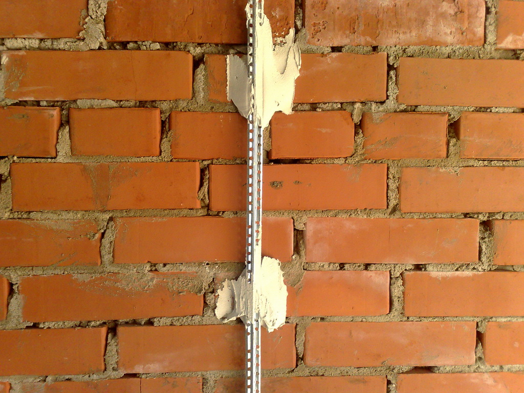 Монтаж маяков для оштукатуривания стен на гипс - фото