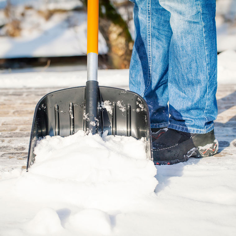 Широкая лопата для уборки снега зимой - фото
