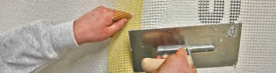 Укрепление поверхности стены при помощи стеклотканевой штукатурной сетки
