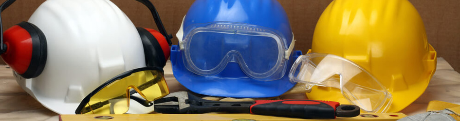 В ассортименте средства защиты глаз, лица и головы -  защитные очки, маски и каски.