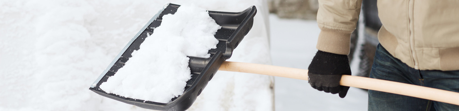 Обзор сезонного инвентаря - лопаты для уборки снега по низкой цене.