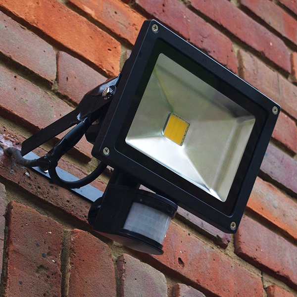 Яркие прожекторы Эра для освещения придомовых, производственных территорий или строений.