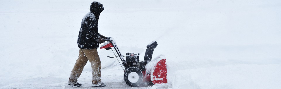 Снегоуборочные машины против сугробов