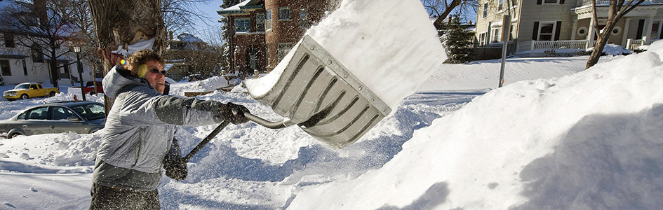 Уборка снега при помощи лопаты