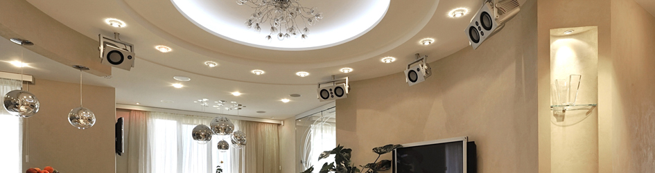 В ассортименте потолочные точечные светильники, позволяющие регулировать направление света. 
