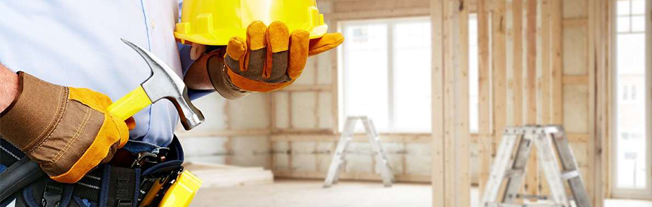Перчатки защищают руки строителя при работе