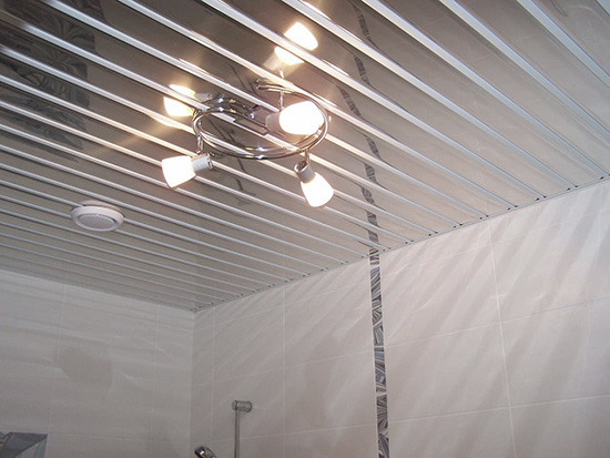 Реечный потолок в ванной комнате - фото