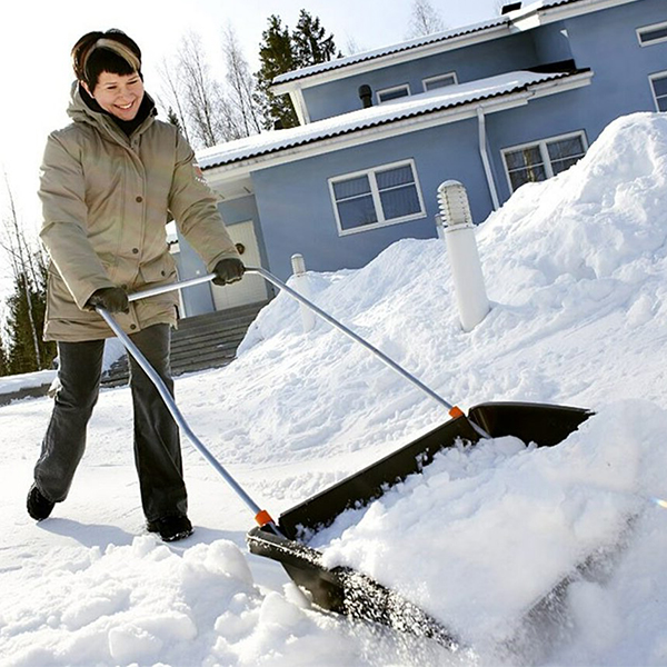 Облегченный движок для уборки снега женщиной - фото