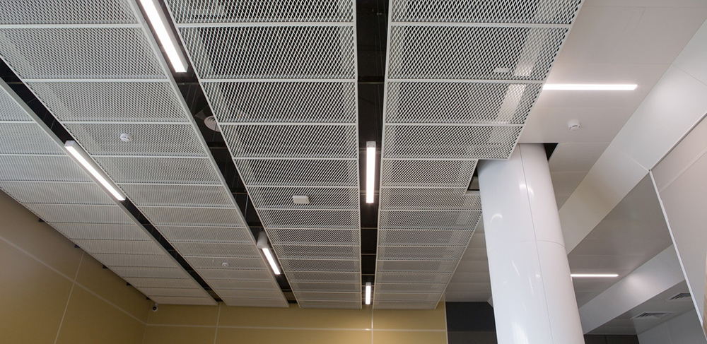 Потолок металлический Армстронг в интерьере - фото