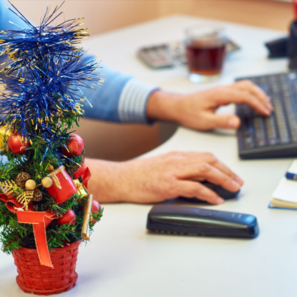 Новогодняя елка на столе офисного работника - фото