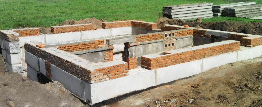 Фундамент из бетонных блоков ФБС - фото