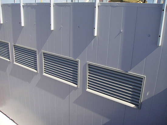 Вентиляционные решётки на фасаде дома - фото