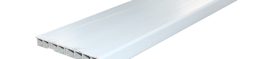 Подоконная доска из белого мрамора с пластиковой торцевой отделкой для подоконников из B-40 и двухсторонними заглушками