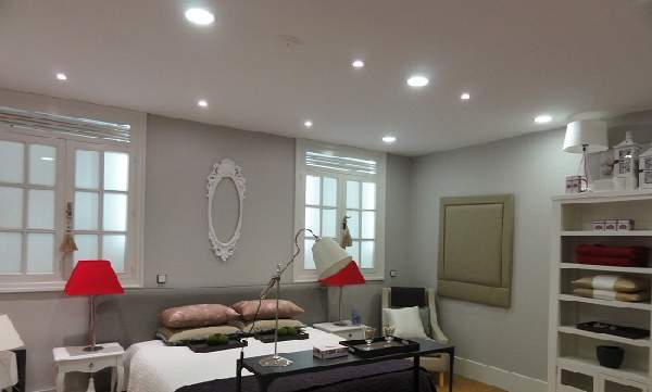 Светильники настенно-потолочные в квартире - фото