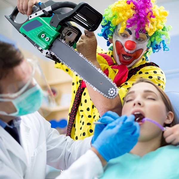 Дантисты и клоун с бензопилой лечат зубы - фото