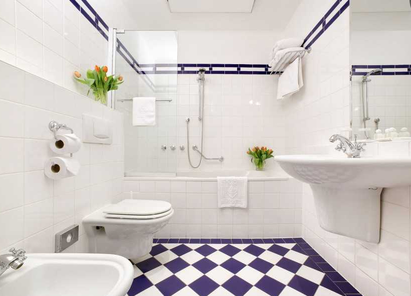 Сочетание белой и фиолетовой плитки в интерьере ванной комнаты - фото