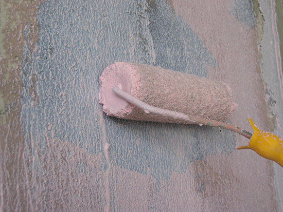 Нанесение бетоноконтакта на стену при помощи валика - фото