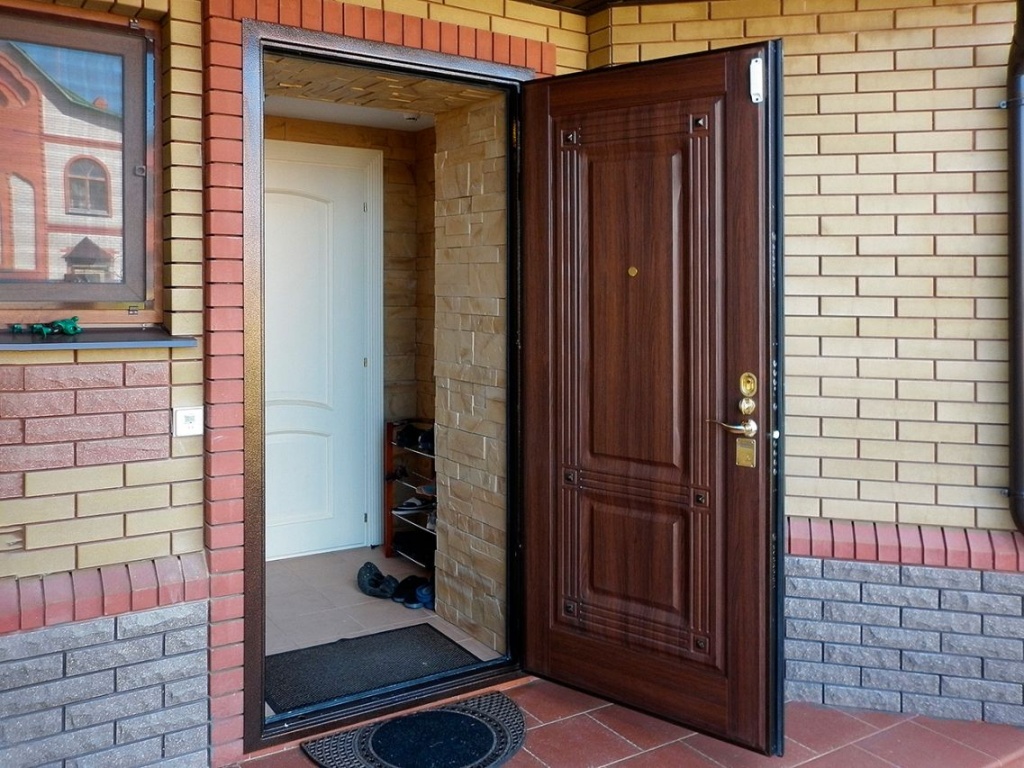 Дверь металлическая в доме - фото