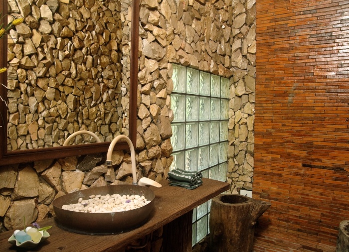 Натуральный камень в ванной комнате - фото