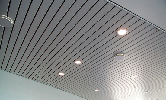 Реечный потолок открытого типа в здании железнодорожного вокзала - фото 