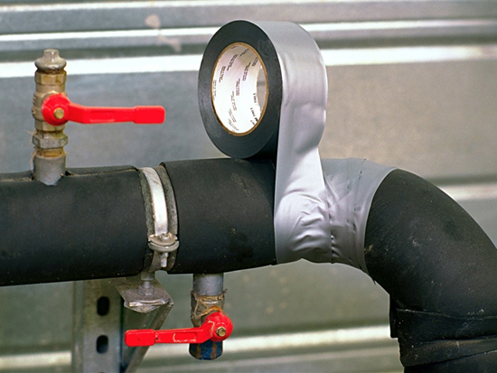 Ремонт теплоизоляции труб при помощи армированной ленты - фото