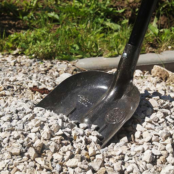 Совковая лопата для работы - фото