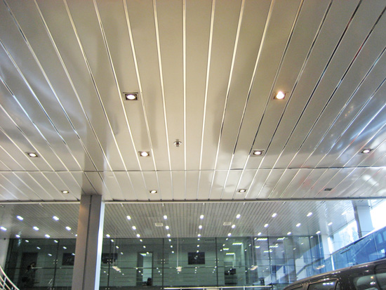 Реечный потолок в торговом центре - фото