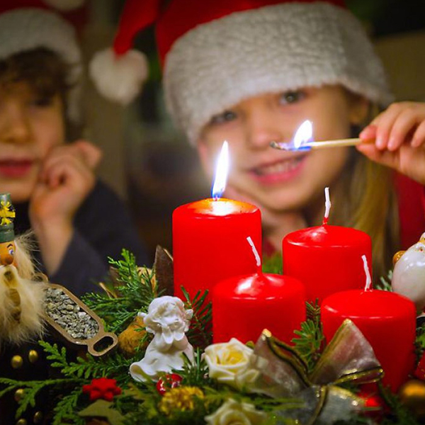 Дети зажигают свечи к празднику Рождества - фото