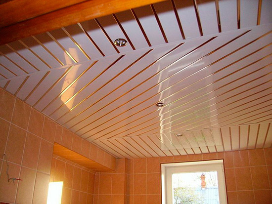 Реечные подвесные потолки немецкого дизайна установленные на кухне - фото