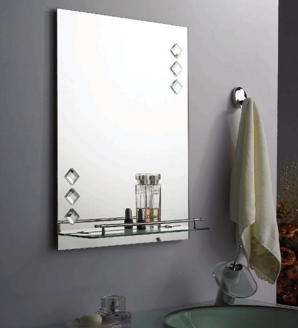 Зеркало с полкой в интерьере ванной - фото