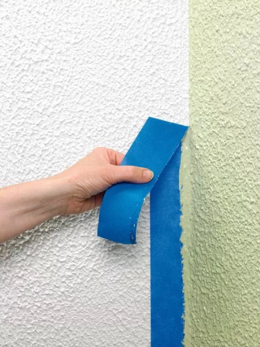 Покраска стены при помощи синей малярной ленты - фото