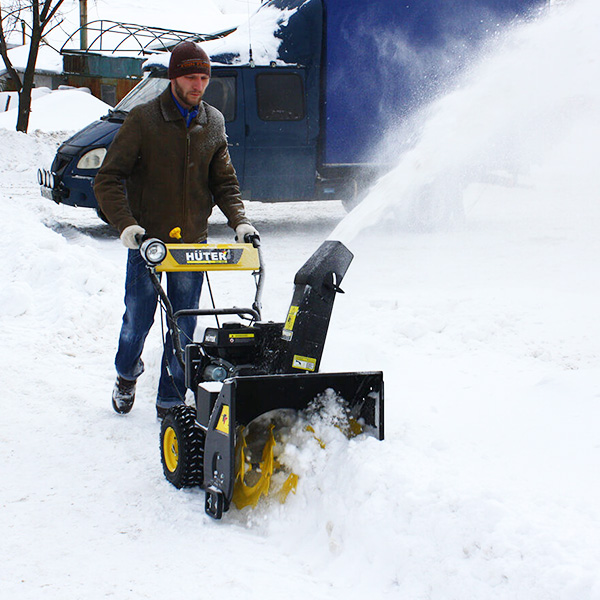 Бензиновый снегоуборщик Huter SGC 4000L в работе - фото